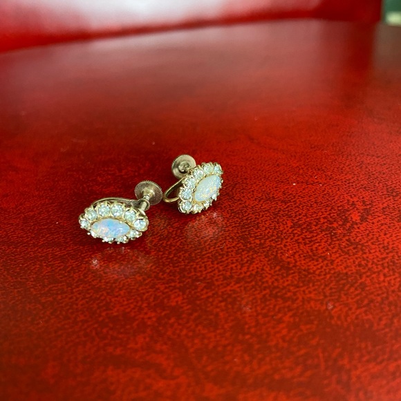 Vintage Vargas Rhinestone & Opal screw back earrings Gold Tone Prong Set Stones - Picture 2 of 7